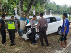 Braak! Mobil Rombongan Wisatawan Tabrak Pohon di Pacitan, Enam Luka