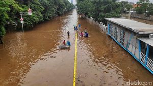 Banjir Lumpuhkan Jalan Perintis Kemerdekaan Jakarta