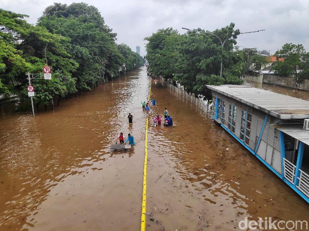 Banjir Lumpuhkan Jalan Perintis Kemerdekaan Jakarta Banjir Lumpuhkan Jalan Perintis Kemerdekaan Jakarta