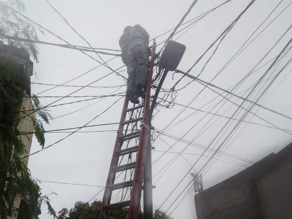 Banjir di Kemayoran Jakpus, 1 Warga Tewas Tersetrum Listrik Banjir di Kemayoran Jakpus, 1 Warga Tewas Tersetrum Listrik