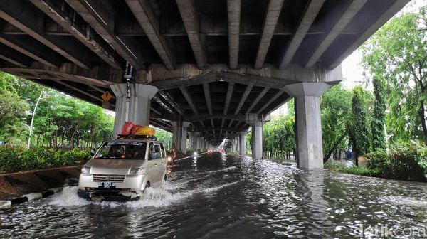 Bak Sungai, Begini Penampakan Banjir di Jalan Yos Sudarso