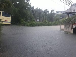 Kompleks BPPT Meruya Jakarta Barat Kebanjiran Hingga Selutut