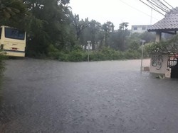 Kompleks BPPT Meruya Jakarta Barat Kebanjiran Hingga Selutut