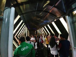 Rayakan Tahun Baru, Warga Bekasi Terjebak di JPO karena Hujan Deras