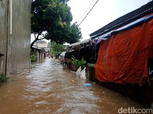 Banjir Selutut Orang Dewasa di Warung Buncit, Warga Angkut Barang-barang