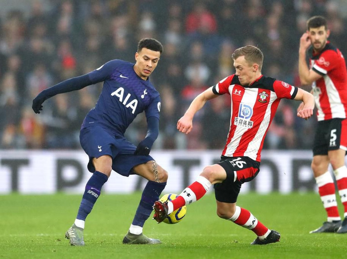 Dele Alli berebut bola dengan James Ward Prowse. Foto: Michael Steele/Getty Images