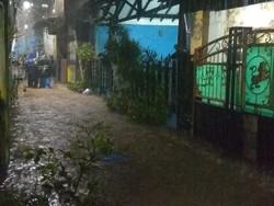 Video Banjir Genangi Permukiman di Jaktim dan Jakbar