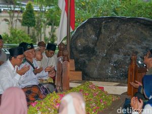 Libur Tahun Baru, Santri Sidoarjo Ziarah ke Makam Bung Karno dan Gus Dur