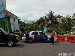 Pantai Klayar Diserbu Wisatawan, Akses Jalur Masuk Terpaksa Ditutup