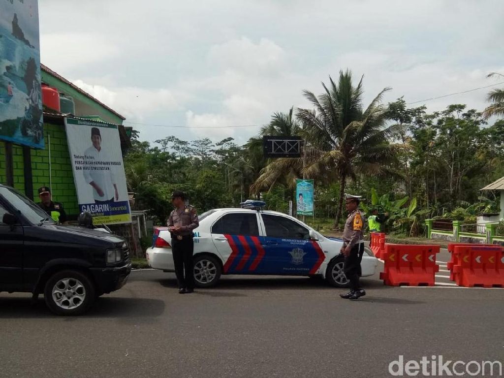 Pantai Klayar Diserbu Wisatawan, Akses Jalur Masuk Terpaksa Ditutup Pantai Klayar Diserbu Wisatawan, Akses Jalur Masuk Terpaksa Ditutup