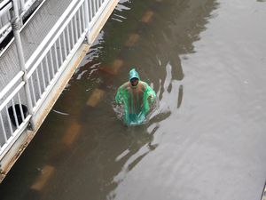 Setinggi Ini Banjir di Halte Busway Pos Pengumben Jalan Panjang