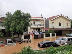 Banjir di Cipinang Melayu, Motor hingga Mobil Terendam