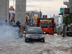 Potret Banjir di Jalan Boulevard Barat Kelapa Gading