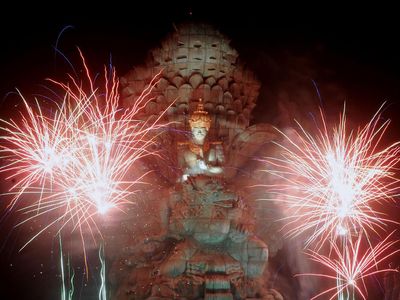 Pesta Kembang Api Malam Tahun Baru di GWK