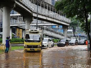 Penampakan Banjir di Jalan Sudirman Jakarta