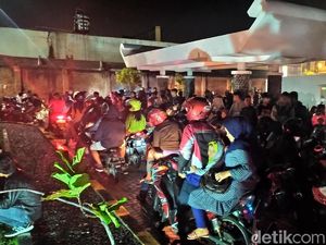 Hujan Deras di Alun-alun Cianjur, Warga Berhamburan Saat Pesta Tahun Baru