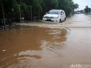 Catat Nih! Batas Aman Mobil Matic Terabas Banjir Catat Nih! Batas Aman Mobil Matic Terabas Banjir
