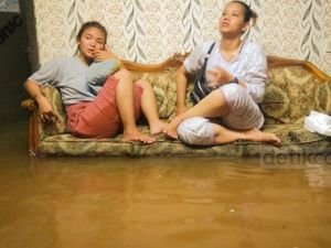 Video: Banjir di Cipinang Pulomaja, Warga Ramai-ramai Nangkring di Kursi
