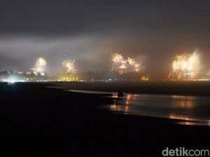 Hujan Reda, Wisatawan Pangandaran Saksikan Pesta Kembang Api Tahun Baru