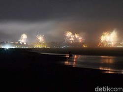 Hujan Reda, Wisatawan Pangandaran Saksikan Pesta Kembang Api Tahun Baru