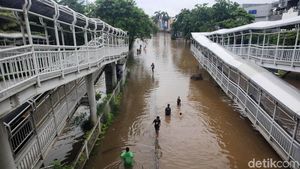 Jalan Panjang Kedoya Banjir Setinggi 1 Meter