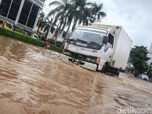Potret Banjir di Jalan Perjuangan Kebon Jeruk