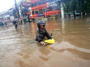 Potret Perjuangan Pemotor Terobos Banjir