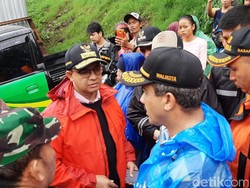 Anies Tinjau Banjir di Kecamatan Makasar Jakarta Timur