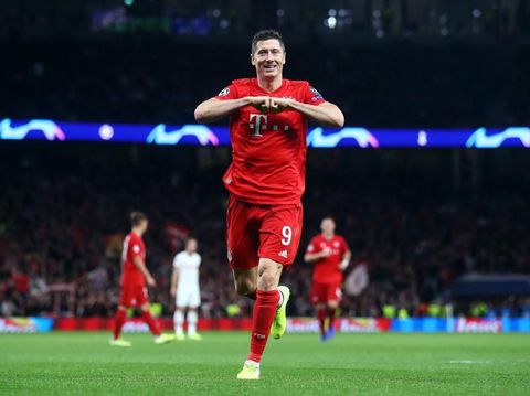 Robert Lewandowski merayakan gol yang dicetak untuk Bayern Munich celebrates after scoring his team's sixth goal during the UEFA Champions League group B match between Tottenham Hotspur and Bayern Muenchen at Tottenham Hotspur Stadium on October 01, 2019 in London, United Kingdom. (Photo by Julian Finney/Getty Images)