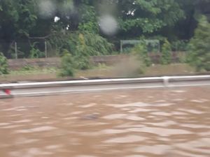 Tol Japek Cikunir Arah Jakarta Terendam Banjir Bak Sungai