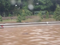 Tol Japek Cikunir Arah Jakarta Terendam Banjir Bak Sungai