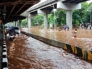 Jalan Yos Sudarso Jakut Masih Banjir 50 Cm