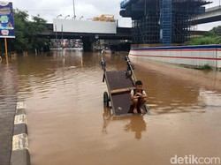 Kolong Tol JORR Banjir, Akses Bekasi-Jakarta Lumpuh