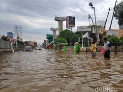 Kelapa Gading Dikepung Banjir, Bagaimana Nasib Beras di Gudang Bulog?