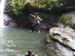 Air Terjun Tersembunyi nan Cantik di Ciamis Air Terjun Tersembunyi nan Cantik di Ciamis