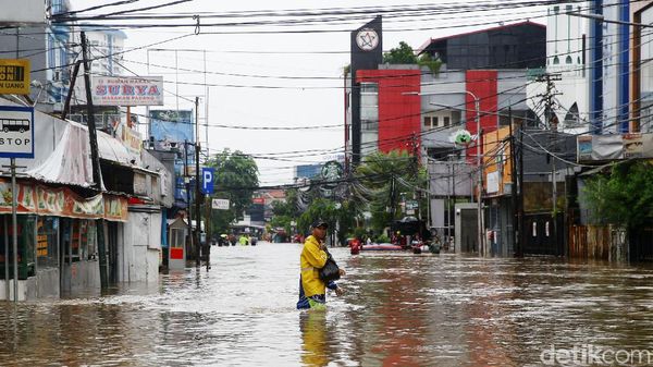 Benhil Banjir Setinggi Paha