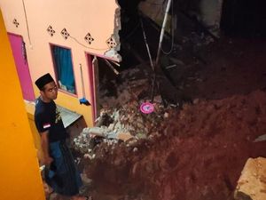 Warga Bekasi Tewas Tertimpa Turap Proyek Perumahan Saat Hujan Deras