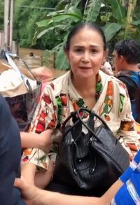 Rumah Banjir, Yuni Shara dan Ibunda Dievakuasi Naik Perahu Karet