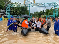 Polisi Evakuasi Warga Terdampak Banjir di Cipinang Indah Jaktim