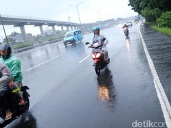 Ketika Motor Halal Masuk Tol karena Banjir