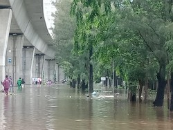 Banjir di Jalan Kayu Putih Jaktim, Kendaraan Tak Bisa Melintas