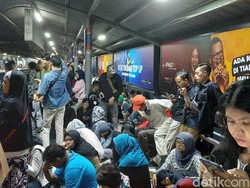 Perayaan Tahun Baru di HI Usai, Stasiun KRL Sudirman Dipenuhi Warga