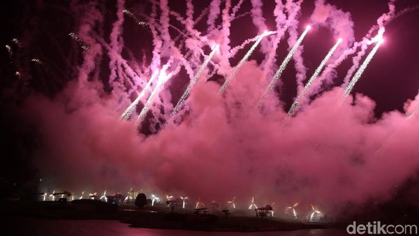 Pesta Kembang Api Sambut Tahun Baru di TMII