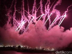 Pesta Kembang Api Sambut Tahun Baru di TMII