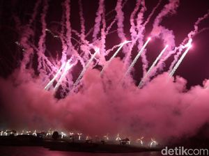 Pesta Kembang Api Sambut Tahun Baru di TMII