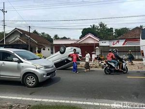MPV Hantam Motor dan Terbalik di Jalur Blitar-Malang, Satu Orang Tewas