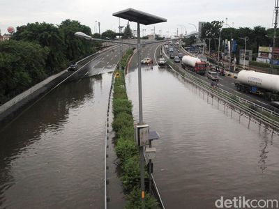 Banjir Putus Tol Dalam Kota KM 14 Grogol