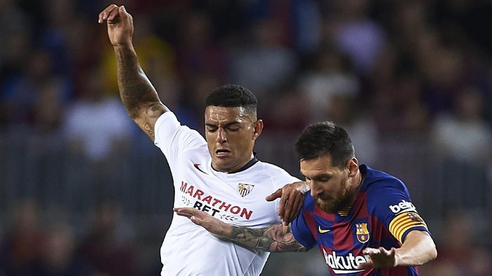 BARCELONA, SPAIN - OCTOBER 06: Diego Carlos of Sevilla FC (L) competes for the ball with Lionel Messi of FC Barcelona (R) during the Liga match between FC Barcelona and Sevilla FC at Camp Nou on October 06, 2019 in Barcelona, Spain. (Photo by Aitor Alcalde/Getty Images)