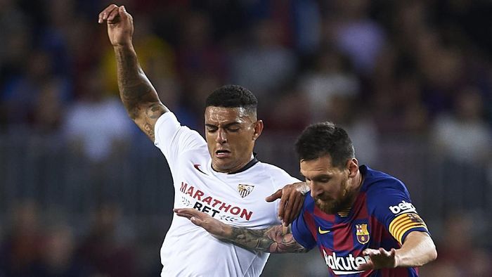 Diego Carlos Lionel Messi BARCELONA, SPAIN - OCTOBER 06: Diego Carlos of Sevilla FC (L) competes for the ball with Lionel Messi of FC Barcelona (R) during the Liga match between FC Barcelona and Sevilla FC at Camp Nou on October 06, 2019 in Barcelona, Spain. (Photo by Aitor Alcalde/Getty Images)