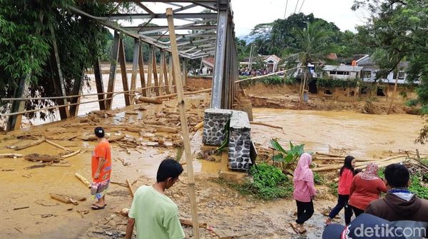 Jembatan di Lebak Putus Diterjang Banjir